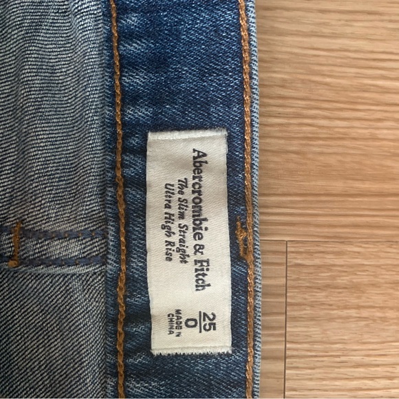 Abercrombie & Fitch Ultra High Rise 90s Slim Straight Jeans - Picture 5 of 7